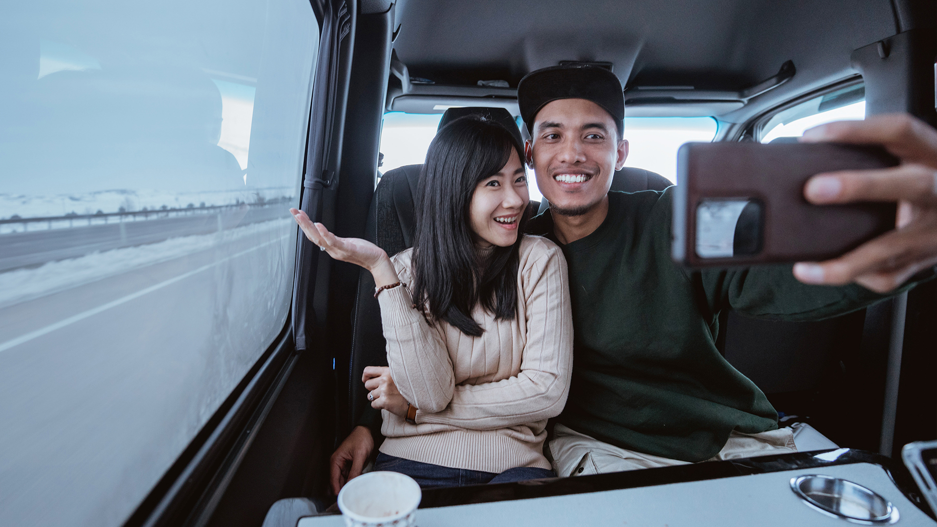Update Sosmed Jadi Makin Seru dengan Hape Baru!
